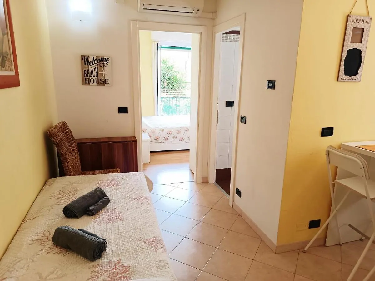 Raffaello Beach Apartment - 50 M From The Sea - Wifi Savona Italia